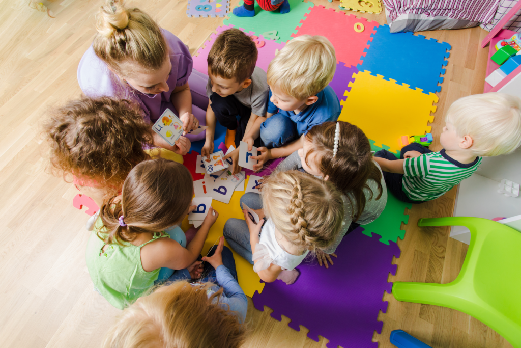Activité éducative en groupe en maternelle 4 ans favorisant l’apprentissage, la socialisation et le développement des enfants.