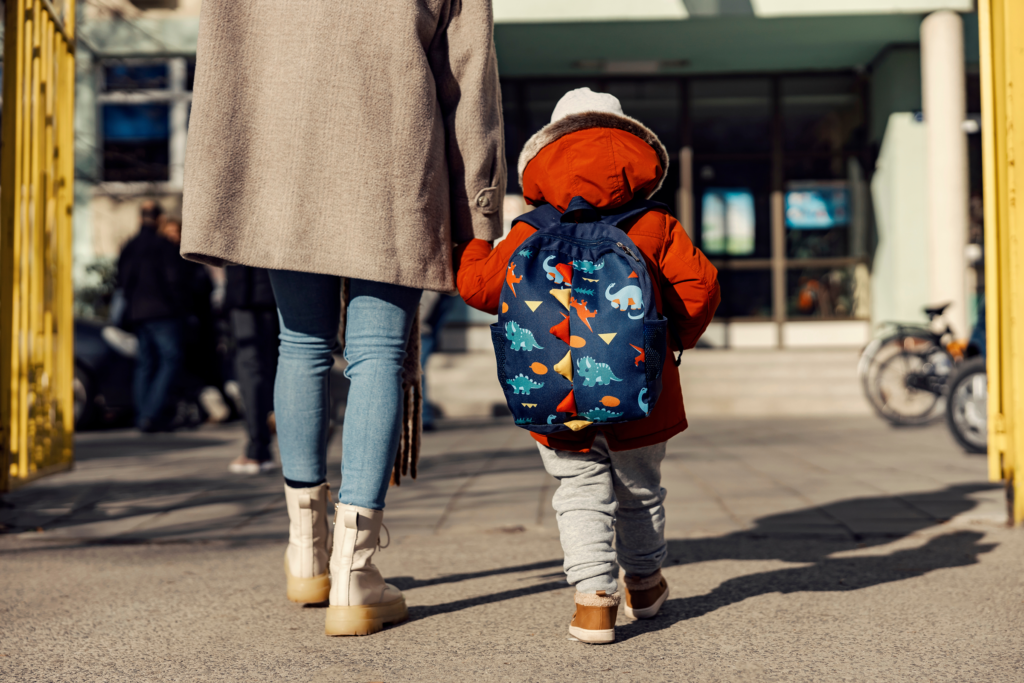 Mère accompagnant son enfant à besoins particuliers lors de son entrée à l’école primaire