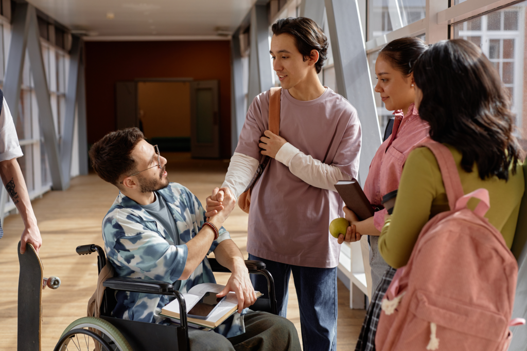 Groupe d’élèves du secondaire incluant un élève en fauteuil roulant.