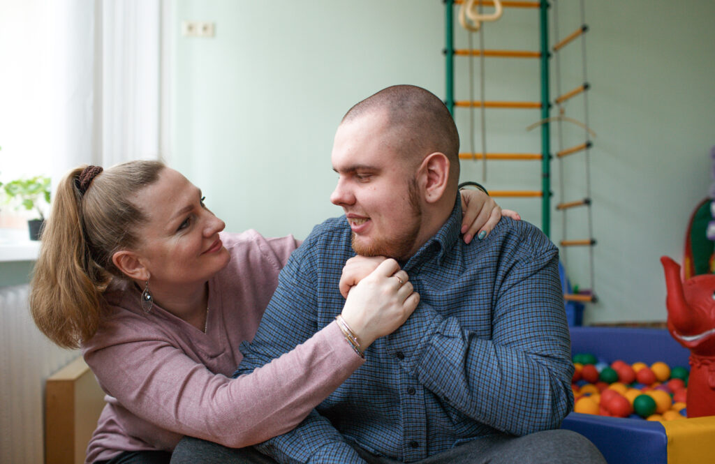 Mère accompagnant son enfant autiste en centre de réadaptation pour développer son autonomie