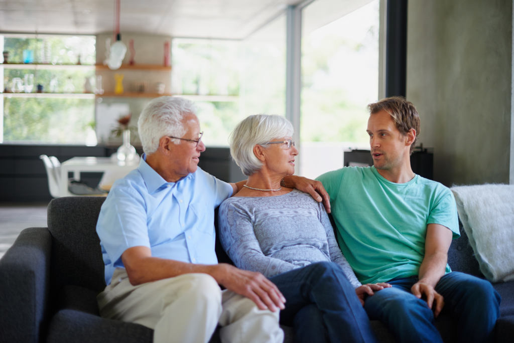 Adulte en situation de handicap avec ses parents vieillissants planifiant l’avenir
