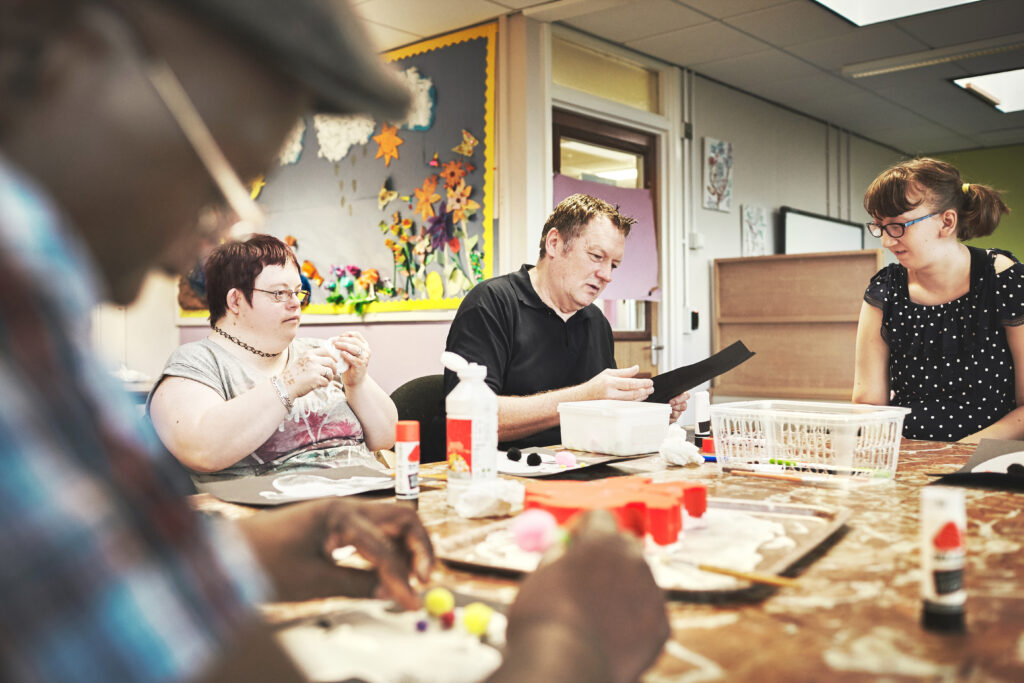 Atelier artistique en groupe pour adultes en situation de handicap, favorisant l’expression créative, l’autonomie et l’inclusion sociale en milieu adapté.