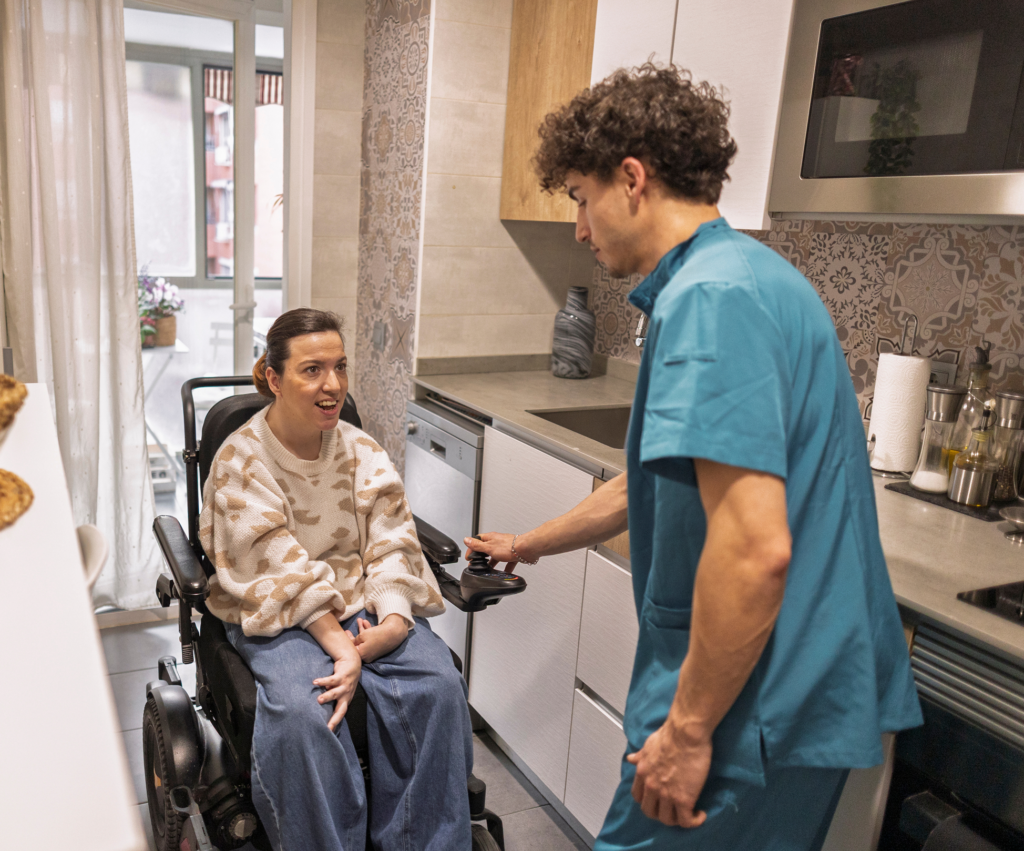 Personne en situation de handicap accompagnée par un ergothérapeute, l'aidant à vivre de façon autonome à domicile